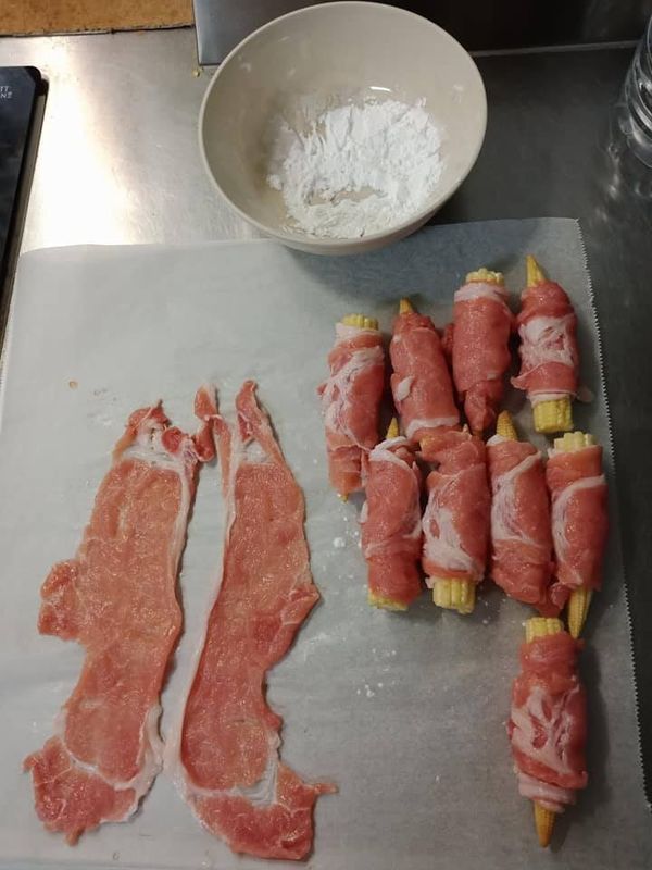 將肉片攤開，捲上玉米筍，在肉片末端沾上太白粉
將調味料拌勻備用