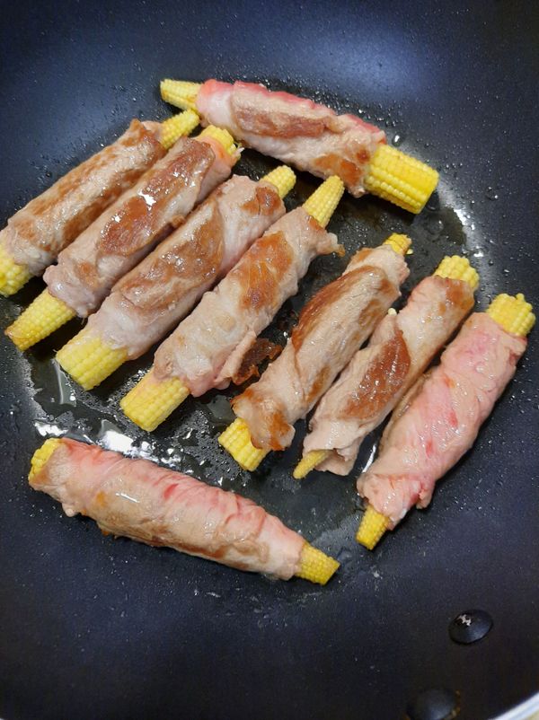 熱鍋少許油，將沾太白粉那面下去煎到恰恰再翻面繼需煎到恰恰