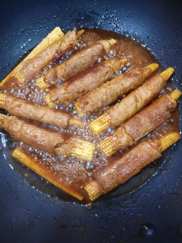 最後將調味料倒入，用中火將湯汁慢慢收乾即可