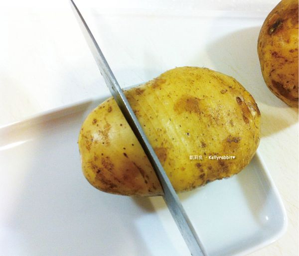 將馬鈴薯切出平行的刀痕，但是不要切斷(參考阿妮塔的小撇步，取一個小於刀子的淺口盤，將馬鈴薯放上，切的時後刀子碰到盤子邊緣時就會停住囉，可以避免切過頭斷掉，但請勿施力過度把盤子切壞了^^)