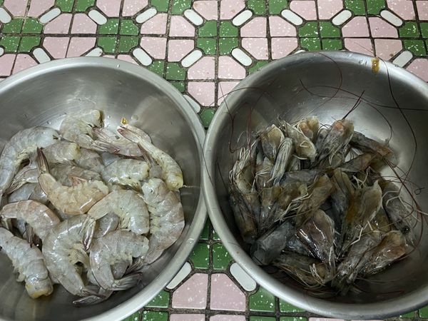 將蝦頭與蝦肉分開，蝦肉加入鹽醃漬20分鐘。蝦頭可留起來熬湯，不會浪費。