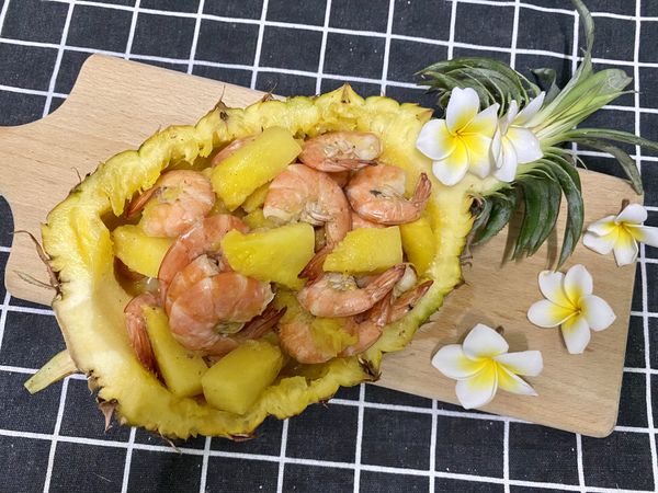 將蝦用鳳梨殼盛裝就完成了。