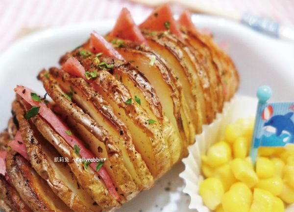 取出後夾上切成適量大小的火腿即可(火腿可以先烤過也可以不烤；火腿只要烤一下即可，才不會過乾過硬喔)