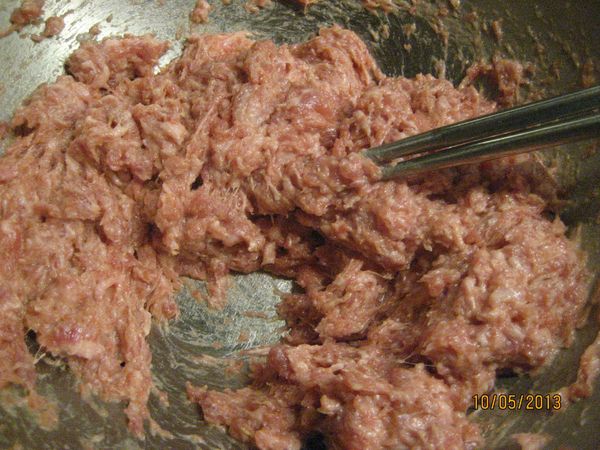 分次將水加入[作法二]打水。(打水是為讓肉餡能夠保有水分，吃的時候肉才會軟，也會有湯汁，只要把水加入肉餡中用筷子同方向攪拌至水完全吸收進去。)