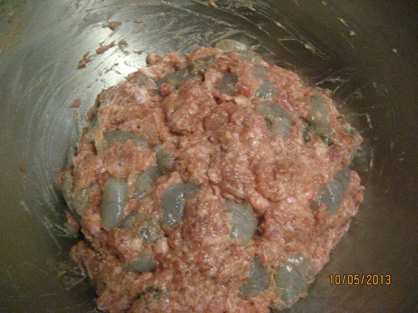 加入蝦仁及香油，攪拌均勻後蓋上保鮮膜冷藏冰鎮備用。