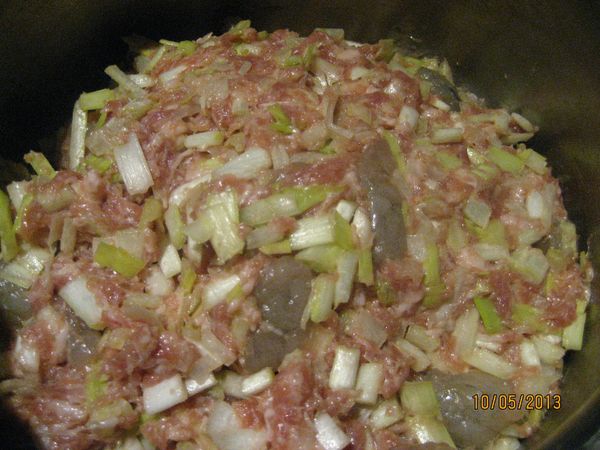 將韭黃拌入肉餡中用筷子拌勻即可。(餡料完成)