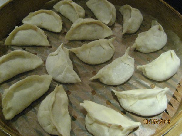 包好的餃子放在防沾紙上,直接放入蒸籠內。