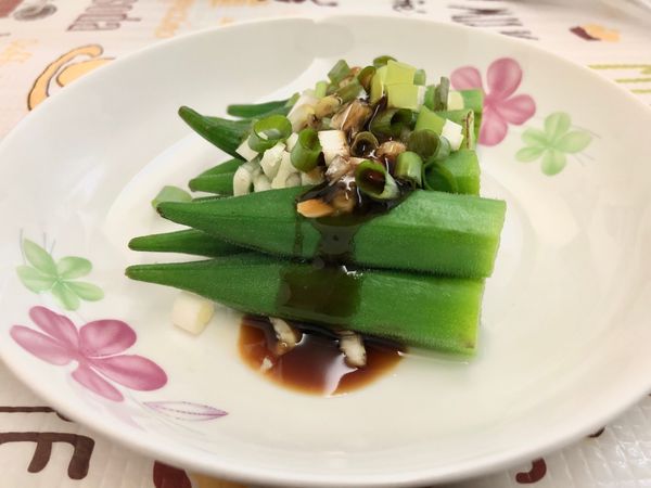1.秋葵洗乾淨將頭切除
2.秋葵放入滾水煮約2分鐘、撈起後放涼
3.蒜洗乾淨、去皮切末
4.蔥半支（蔥白和蔥綠各用一些）洗乾淨切末
5.將蒜末和蔥末灑在秋葵上方
6.淋上醬油膏（依個人口味調整醬油膏的量）