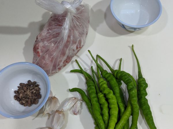 準備食材，照片中糯米椒只有12根，後來我覺得絞肉太多了，所以又臨時加了一把大概10根左右。所以總數應該是20到25根