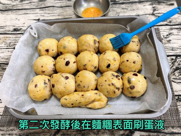第二次發酵後在麵糰表面刷蛋液
