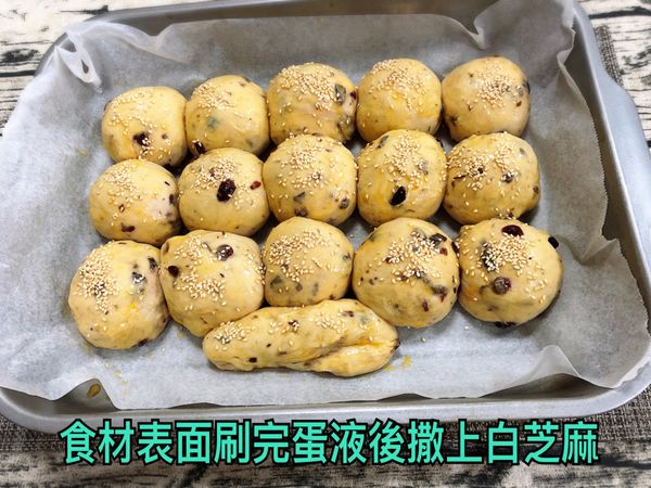 食材表面刷完蛋液後撒上白芝