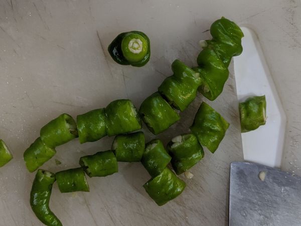 糯米椒切掉蒂頭再切小段