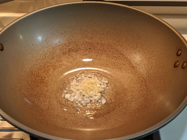 熱鍋，倒入一大匙油，加入大蒜爆香。大蒜香味出來就可以加入絞肉了，不要把大蒜煎焦了會有苦味