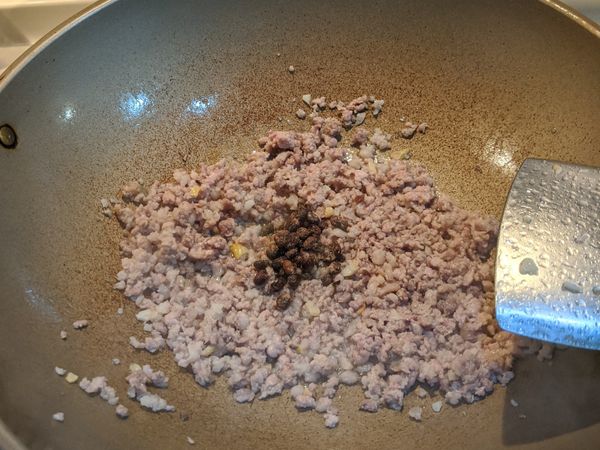 加入豆豉拌炒一下，再加半杯水翻炒，滾了就可以加糯米椒炒了