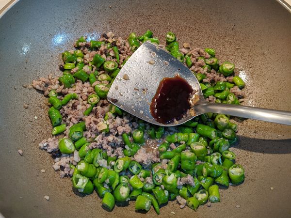 加入糯米椒，加一大匙醬油，一大匙濃醬油一起翻炒。太乾的話糯米椒好像會比較不容易入味，所以也可以自己決定是不是要適量加一點水。