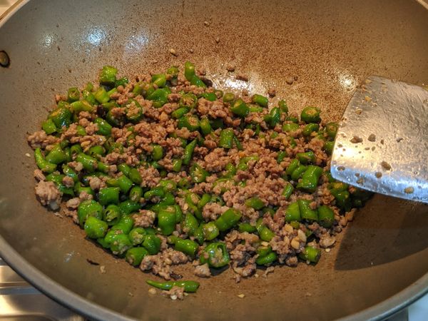 翻炒一下自己試一下味道，我不知道糯米椒炒多久會熟所以設定了計時器三分鐘，時間到感覺是差不多可以了