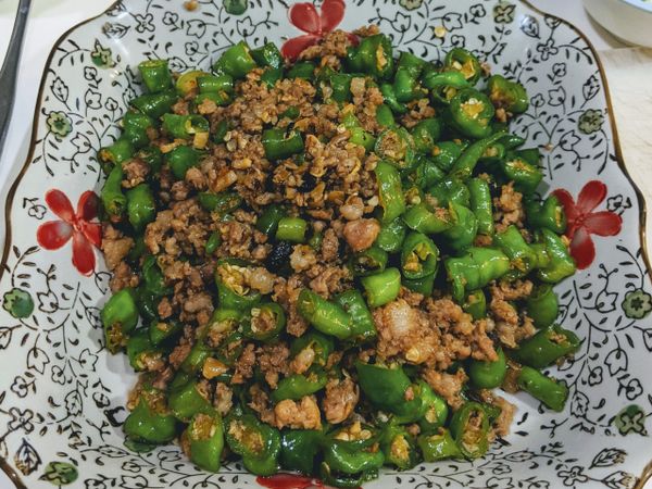 起鍋上菜了！還不錯吃就是有點油膩感，下次絞肉減量再試試看。