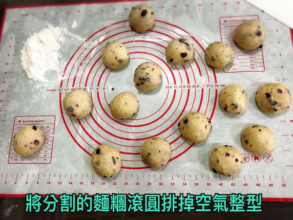 (1)桌上舖烘焙墊撒上麵粉將發酵爲二倍大的麵糰倒入桌上
(2)將分割的麵糰滾圓排掉空氣整型