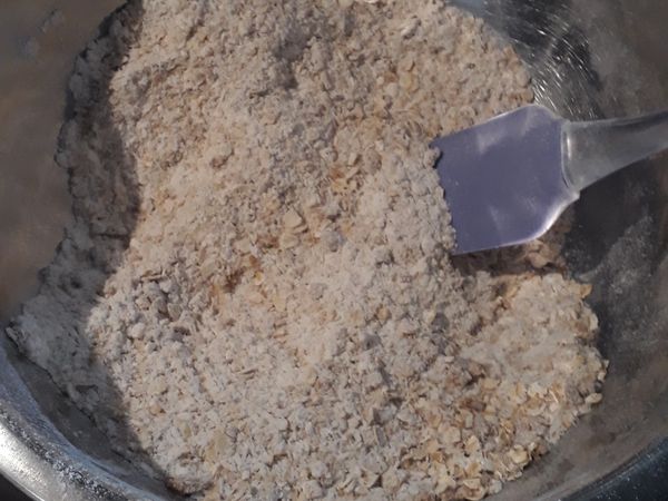 麵粉過篩，除了巧克力塊外，加入其餘乾粉類混合