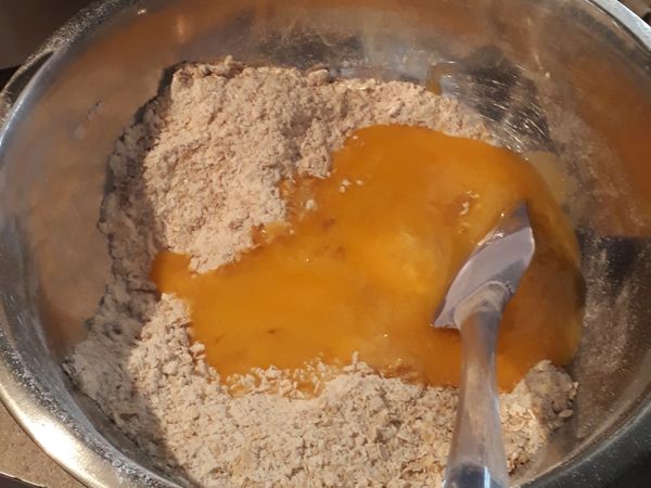 加入雞蛋奶油溶液， 輕手拌勻