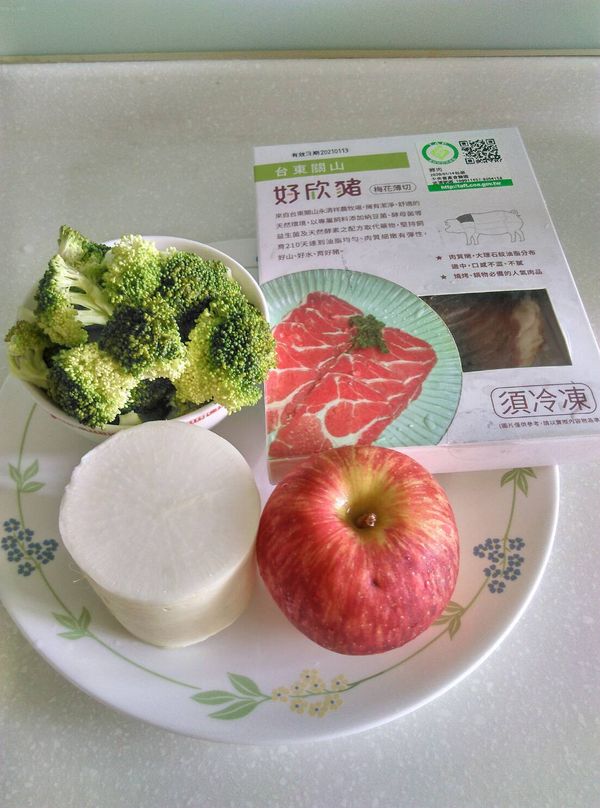 至全聯購買好欣豬梅花薄切肉、相關食材。