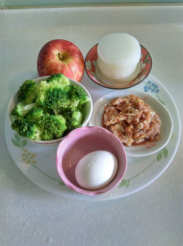 將豬肉切成小片，加入醬油、米酒、咖哩粉拌勻後醃漬30分鐘。白蘿蔔切成薄片6片後、與綠花椰菜分別燙熟並瀝乾。