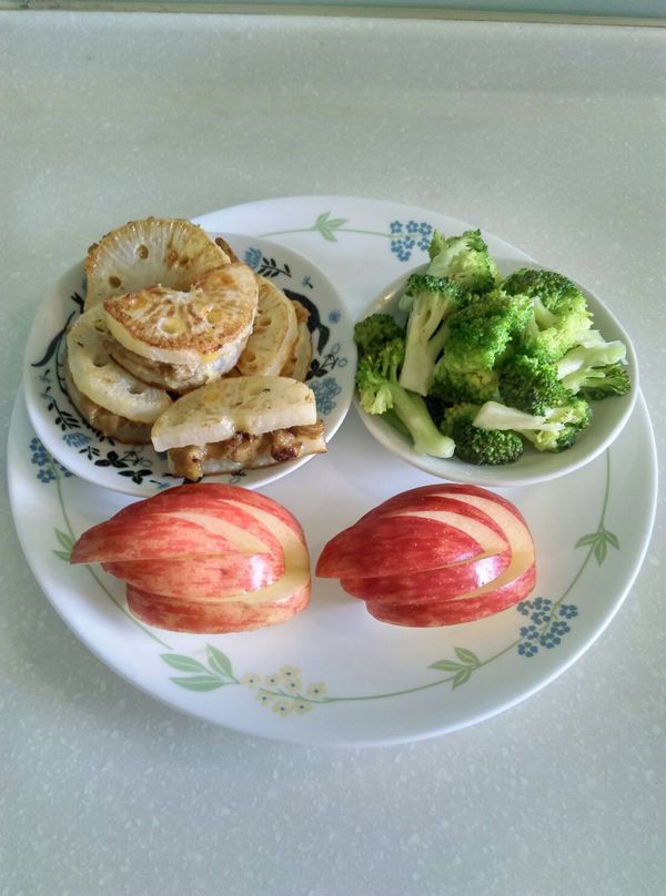 將豬肉夾入2片白蘿蔔中間並裹上麵衣，將2面煎至金黃色放置盤中。