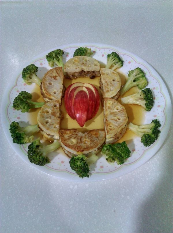 將水煮滾加入柚香檸檬醬、太白粉水勾芡，醬汁倒入盤內後，並將主食與綠花椰菜放入盤中讓醬汁與食物巧妙融合增添風味，即完成。