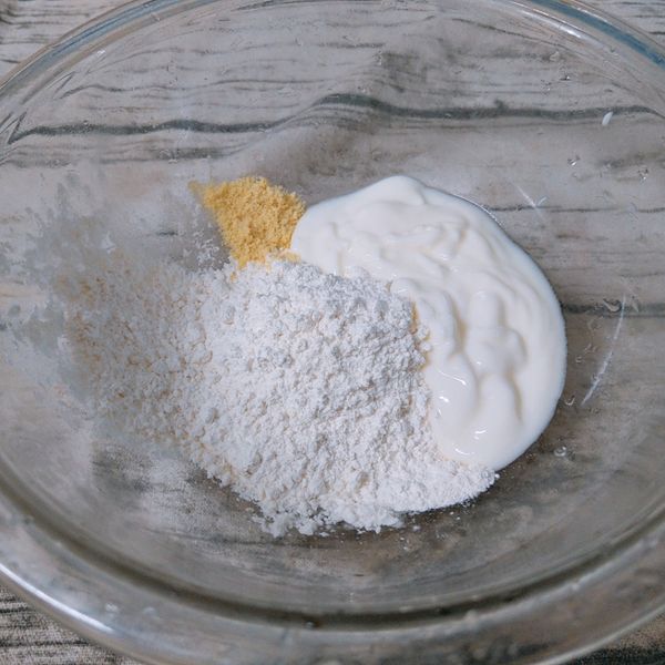 將炸雞小腿的粉漿糊材料：低筋麵粉、優格、康寶自然鮮嫩雞風味調味料，全部放入大碗中攪拌均勻備用。