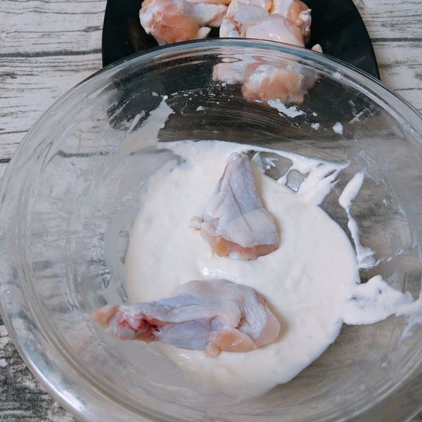雞小腿清洗乾淨後，用廚房紙巾擦乾再用鹽抓醃5分鐘後，放入粉漿糊中，裹拌均勻。