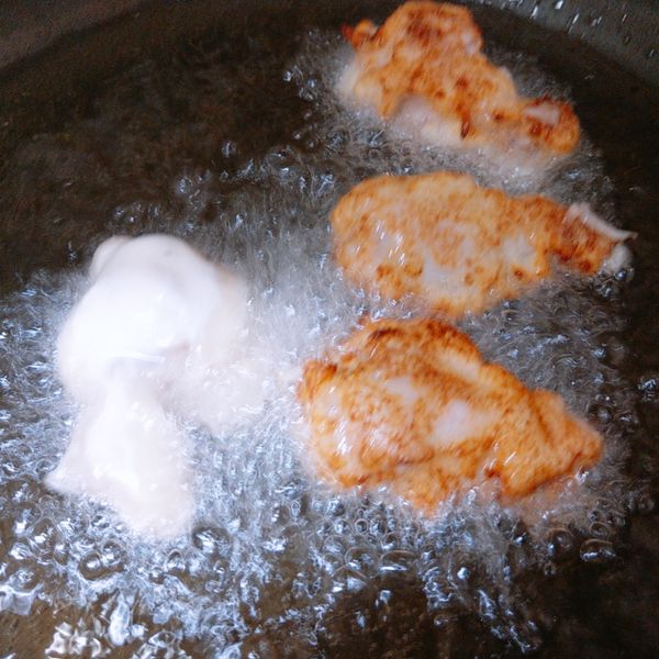 起一油鍋，油溫升至150度-160度時，將沾裹好粉漿的雞小腿放入油鍋中炸，炸至表面呈金黃色且熟透即可（採兩次炸法）。