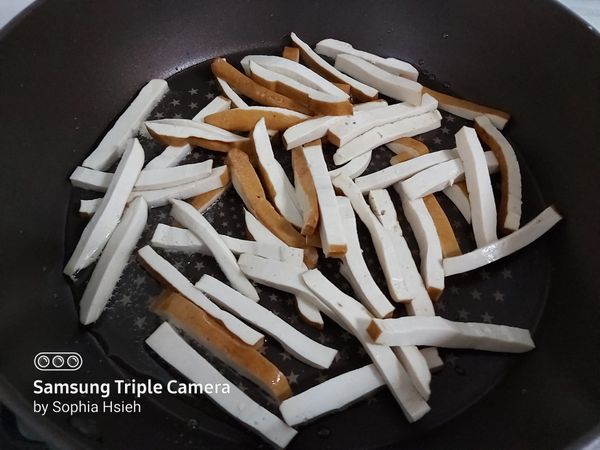 魚干泡米酒，豆豉泡水，豆干下鍋煸炒到上色