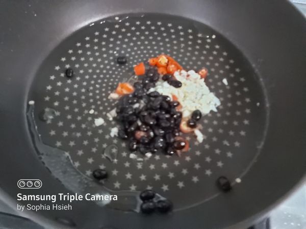 爆香蒜，蔥白，辣椒，豆豉，加水，加醬油，糖