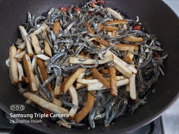 加入魚，豆干煮到收汁，加醋，米酒嗆鍋，加蔥綠