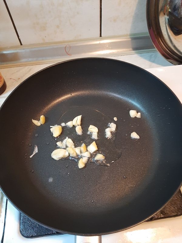 開中火，倒入2茶匙油，爆香蒜末。