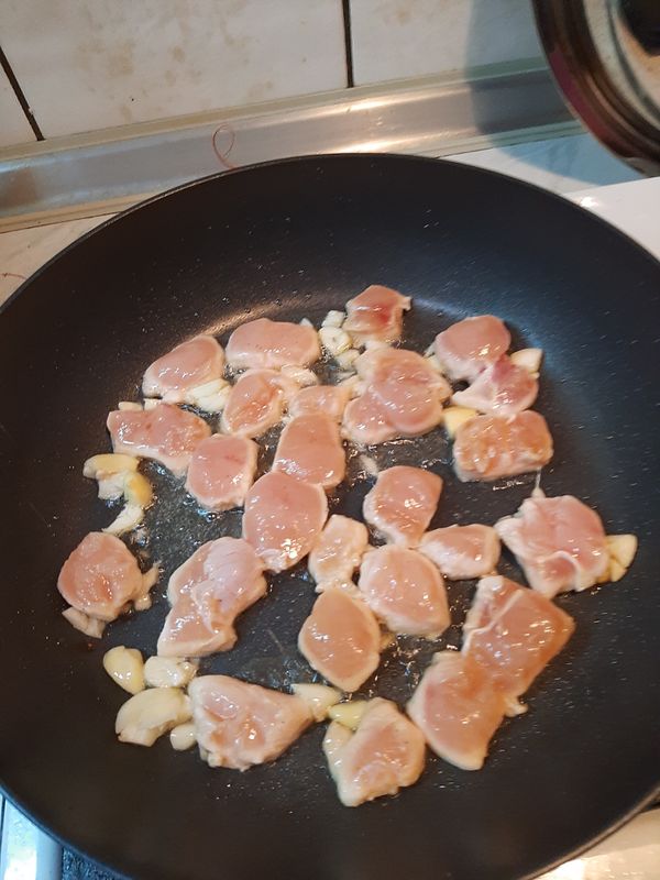 再將剛剛醃製的雞丁塊下鍋煎熟。