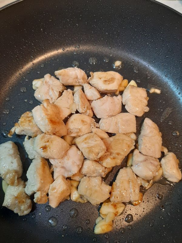 煎熟後盛盤備用。