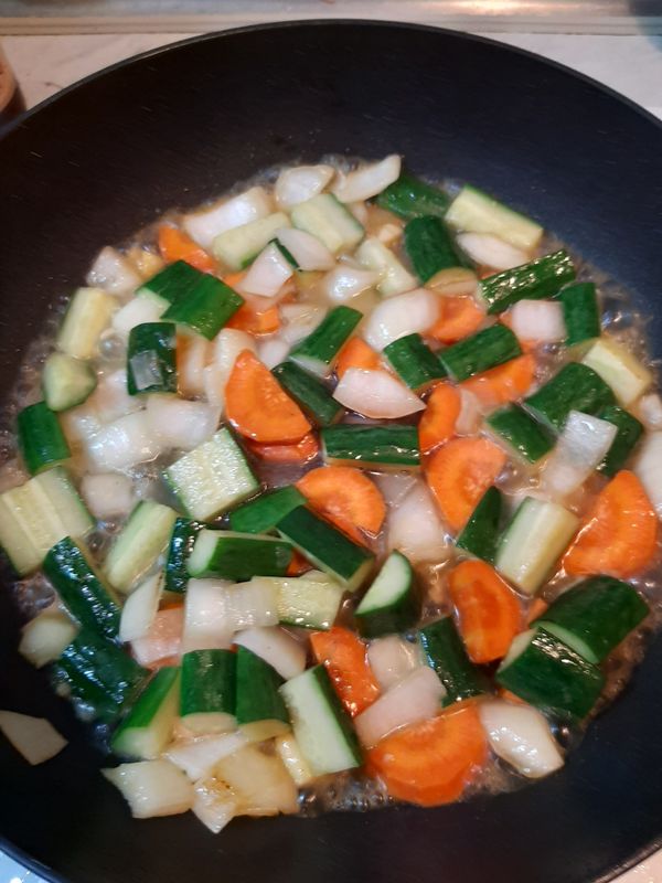 倒入300cc的冷開水，開中大火，蓋上鍋蓋悶煮約30秒。