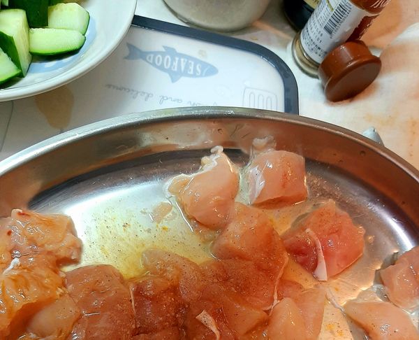 先將雞胸肉洗淨切丁，倒入半杯米酒，加入1茶匙醬油膏，1小匙胡椒鹽抓一下醃製，先放旁邊。