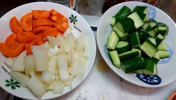 紅蘿蔔，小黃瓜，洋蔥切塊（喜歡沙拉式脆脆的口感可以切大塊一點）