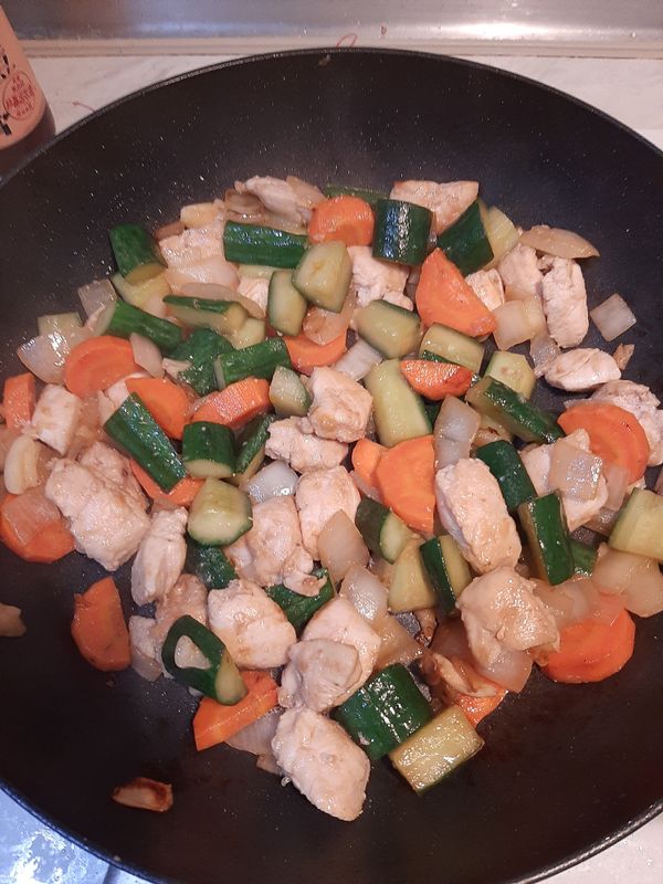 看到水差不多快收乾，轉中火倒入剛剛炒熟的雞丁，加入2小匙鹽巴，拌勻，熄火。