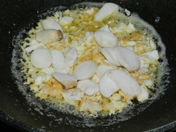 加入切片的杏鮑菇快炒，再加一大匙水