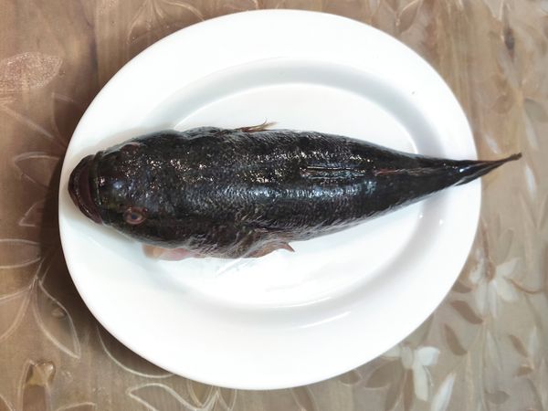 把白沙糖擦在全條魚身表面上，喜歡甜的可以擦多些，跟著放進已燒熱開水的鍋中隔水大火蒸16分鐘，如魚身比較厚可蒸多兩分鐘