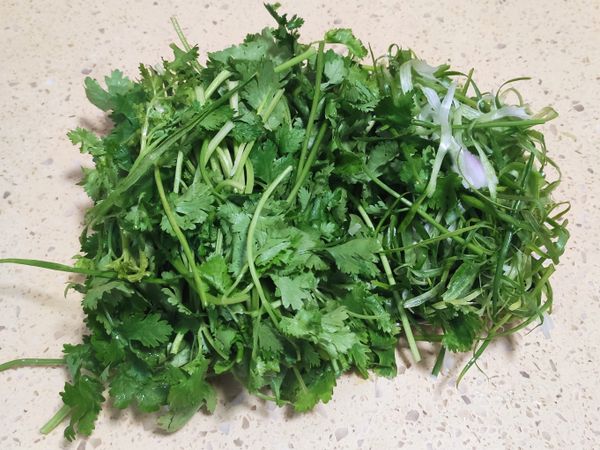 芫茜切去根部跟著分約6公分長的段，蔥用手撕開幼條，待用。
清蒸魚，不需要薑絲，否則會霸去魚鮮味