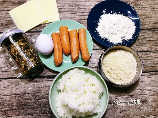 備齊材料
剩飯冰過後會略微乾燥
可以噴點水微波稍加熱.或是將白飯放入袋中稍揉捏一下
增加飯的黏性.等下包裹食材時會比較好包