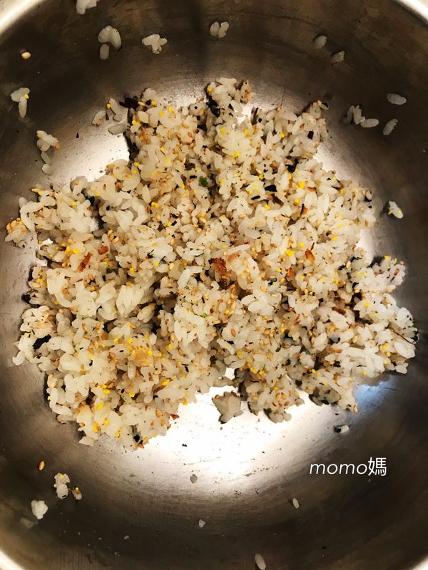 香鬆加白飯拌勻
(也可以換成肉鬆.魚鬆.或是自以喜歡的調味)
