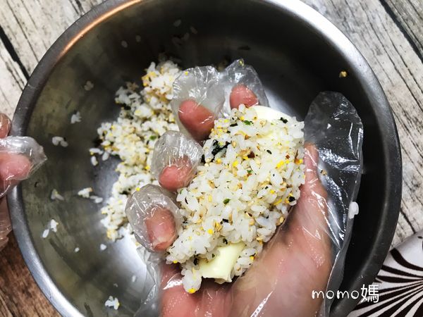 再包上香鬆飯
(我習慣帶手套.怕飯粒沾手黏手.可以手用水沾濕)