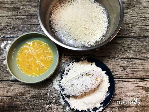 分別先沾上麵粉.在沾上蛋液.最後沾麵包粉