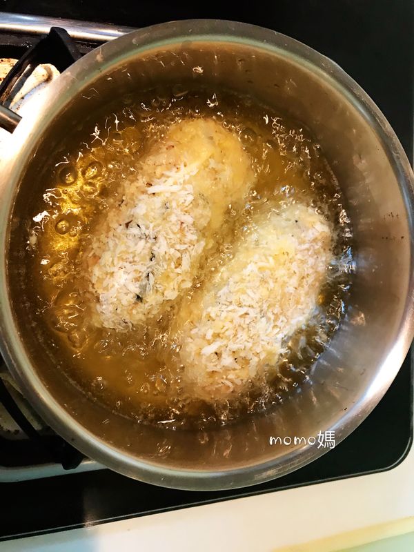 油滾後.放入熱狗起司飯糰
炸至表面金黃.即可
不喜歡油炸物.可以用氣炸鍋或是烤箱來烤
烤至表面呈金黃色即可