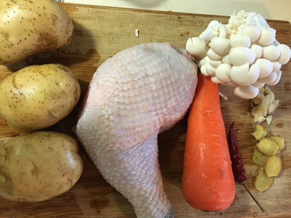 雞腿、馬鈴薯、紅蘿蔔、洋蔥切塊，薑切片，蒜頭切末，鴻禧菇沖一下水撥開備用⋯